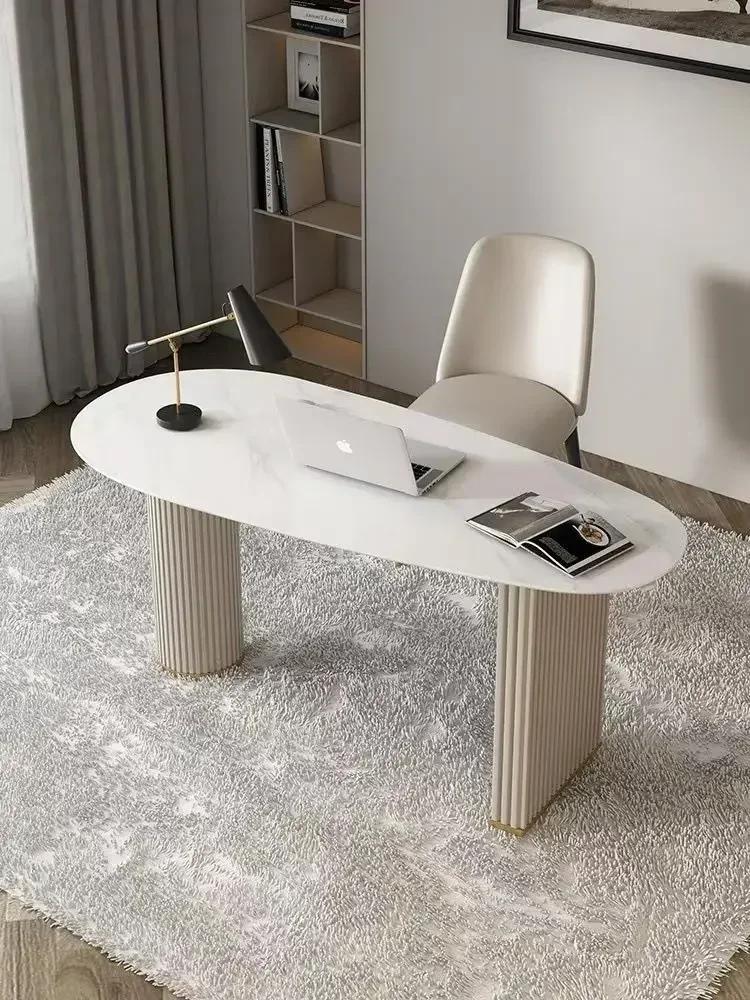 Une bureau d'ordinateur de bureau irrégulier en dalle de roche de luxe légère, bureau design, salon