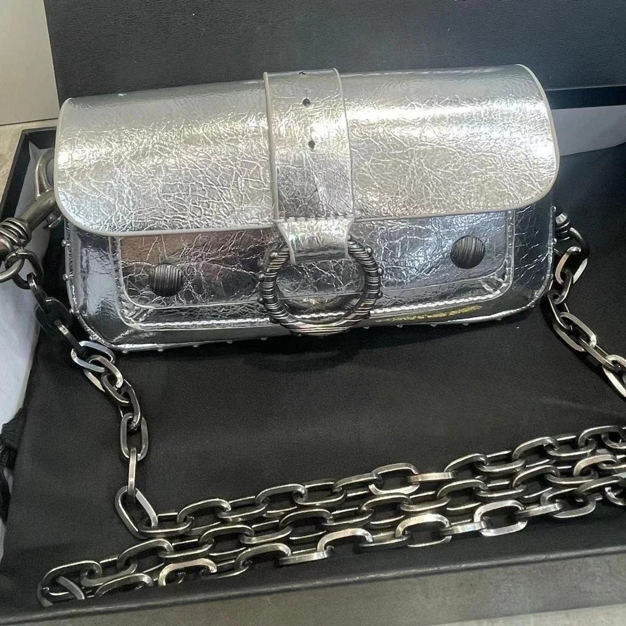 Un design français classique avec des rivets circulaires, un mini sac de poitrine simple et polyvale