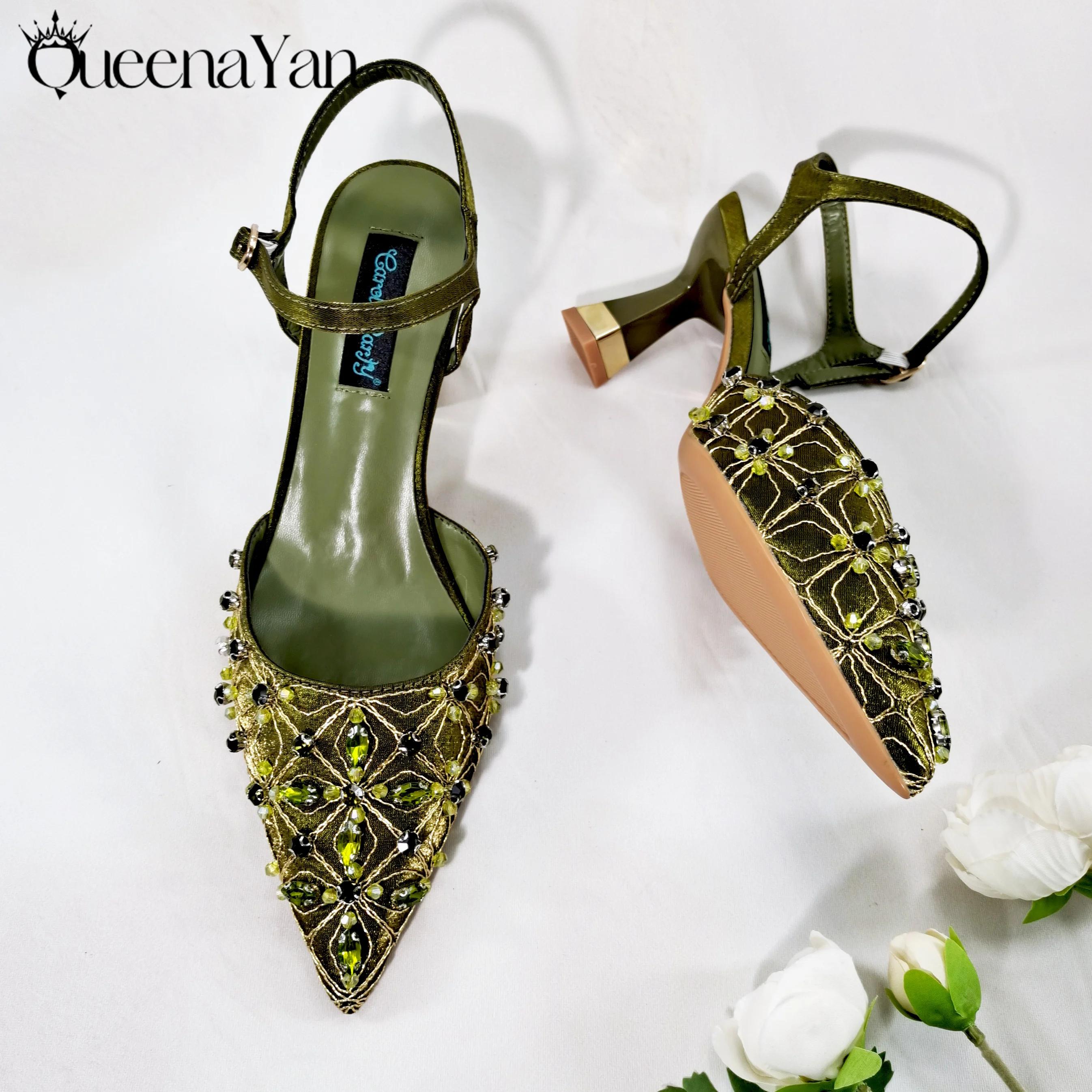 Queena Yan Le meilleur cadeau : Chaussures à bout pointu avec perles brodées au design doux Sandales
