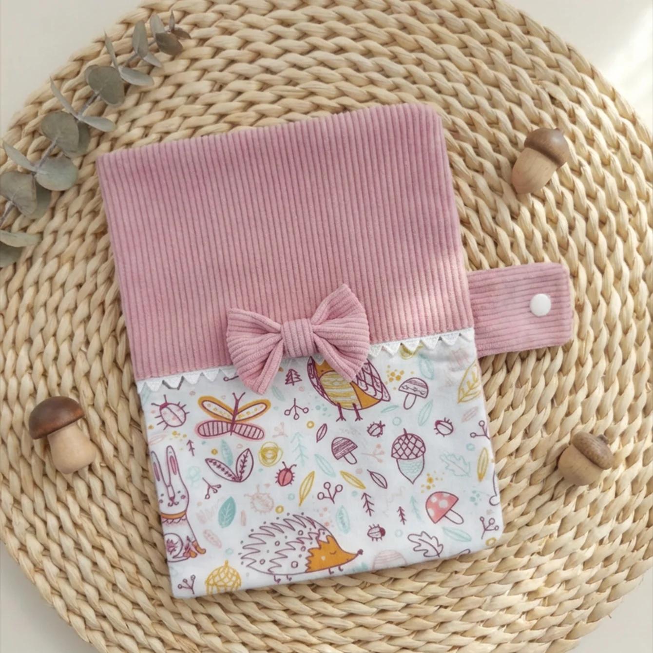 Couverture de manuel parental en velours côtelé brodée avec un nom personnalisé | Motif mignon |
