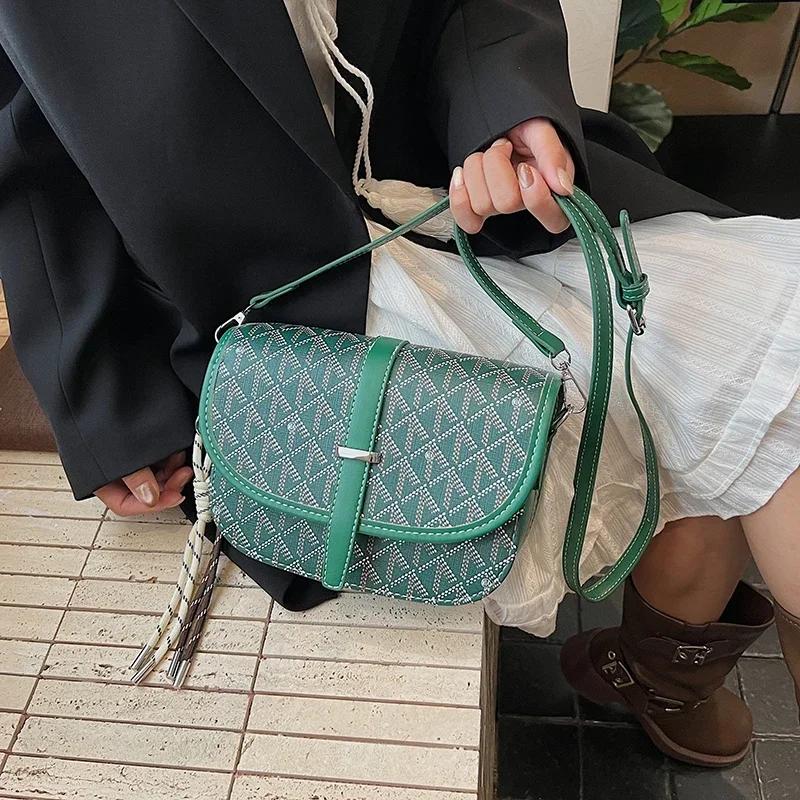 Sac seau élégant pour femme en similicuir avec fermeture à cordon et détail pompon, taille compacte