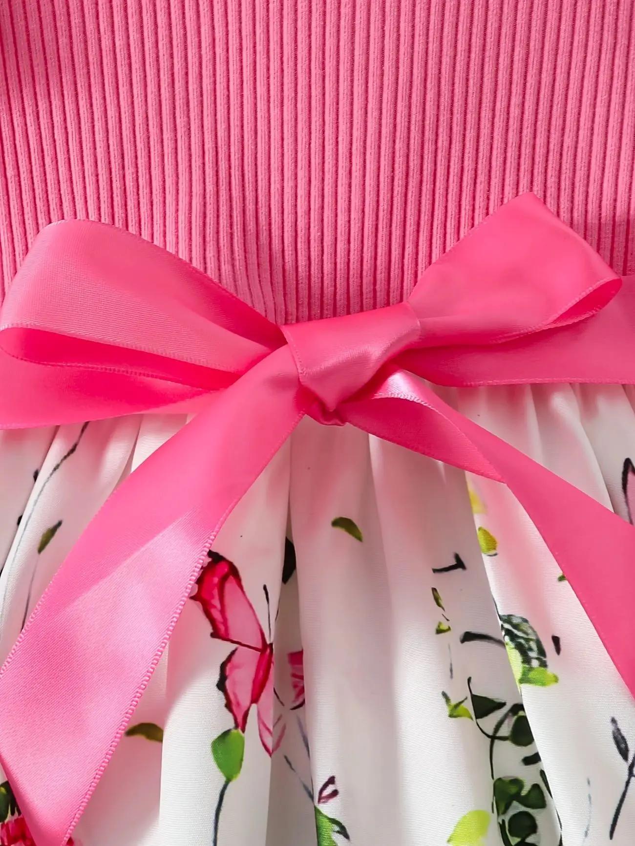 Une robe d'été animée et mignonne avec des motifs de papillons et de fleurs, un ensemble de 6 pièces