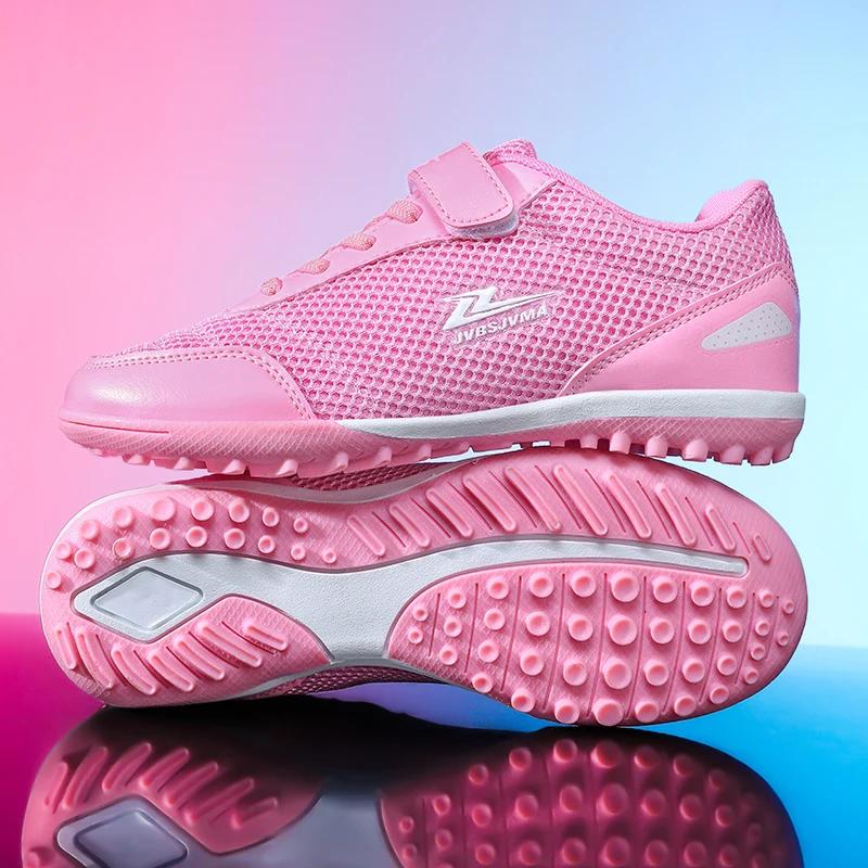 Une paire de chaussures de football professionnelles pour enfants pour les compétitions sur gazon av