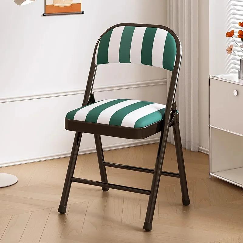 Chaise pliable polyvalente, construction en métal robuste avec siège rayé rembourré confortable, des