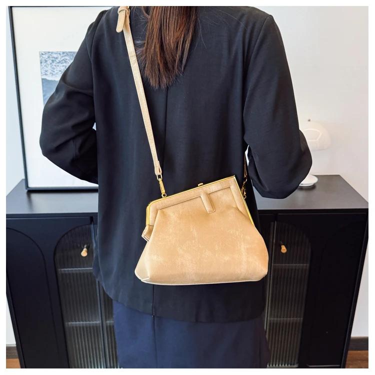Sac à couches spacieux et tendance avec une grande ouverture pour un accès rapide aux articles lorsq