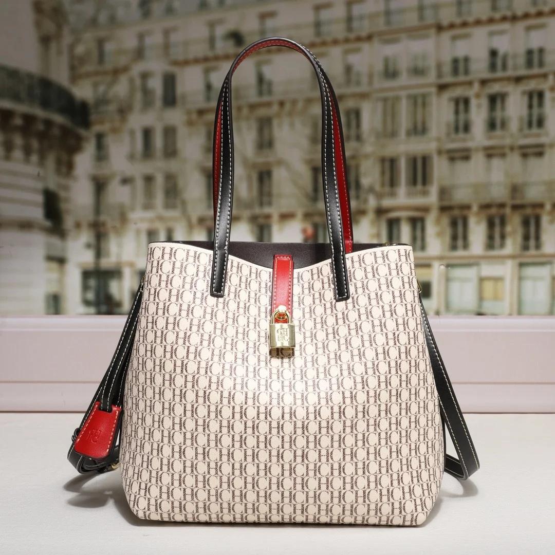 Sac fourre-tout CH Exquisite Monogram avec accroche-cadenas, bretelles de qualité supérieure, coutur