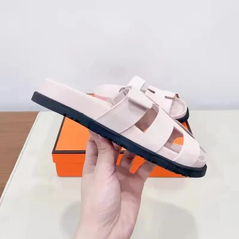Sandales élégantes en cuir marron : qualité supérieure, confort et design moderne.