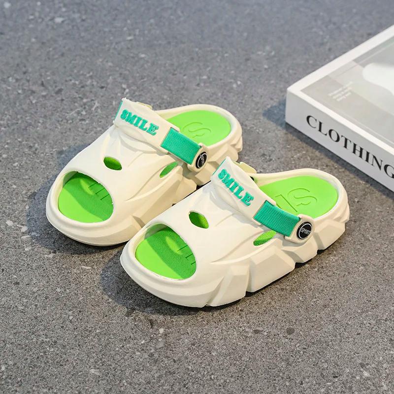Une paire de chaussons d'été à bout ouvert pour enfants, chaussures de plage douces, confortables et