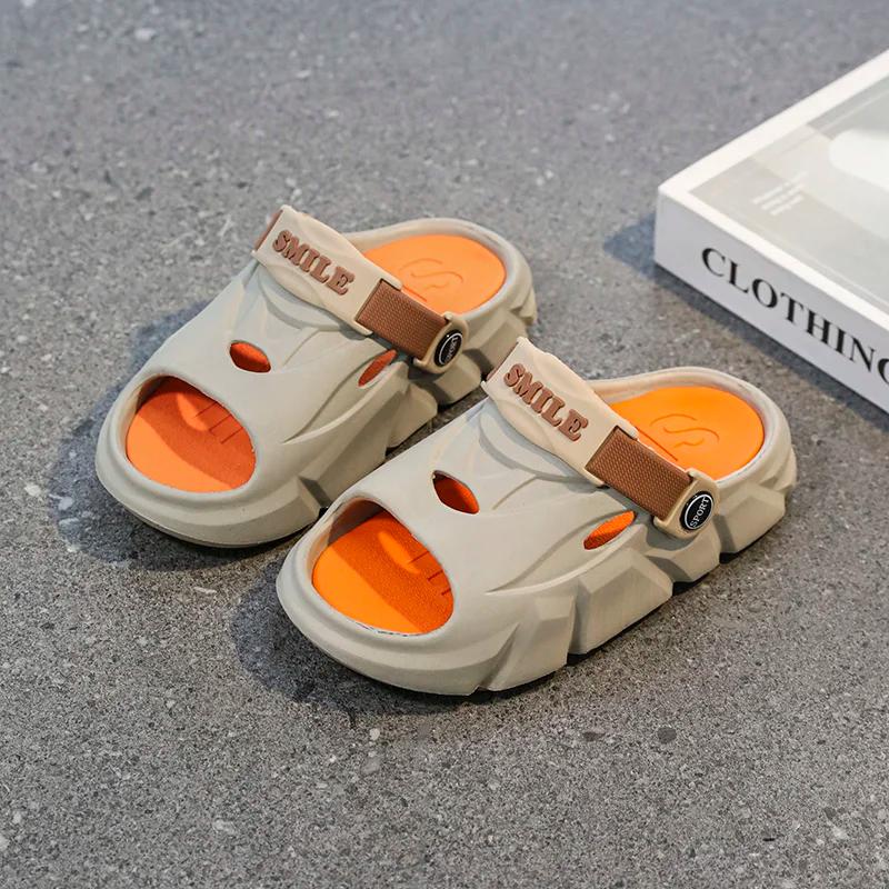 Une paire de chaussons d'été à bout ouvert pour enfants, chaussures de plage douces, confortables et