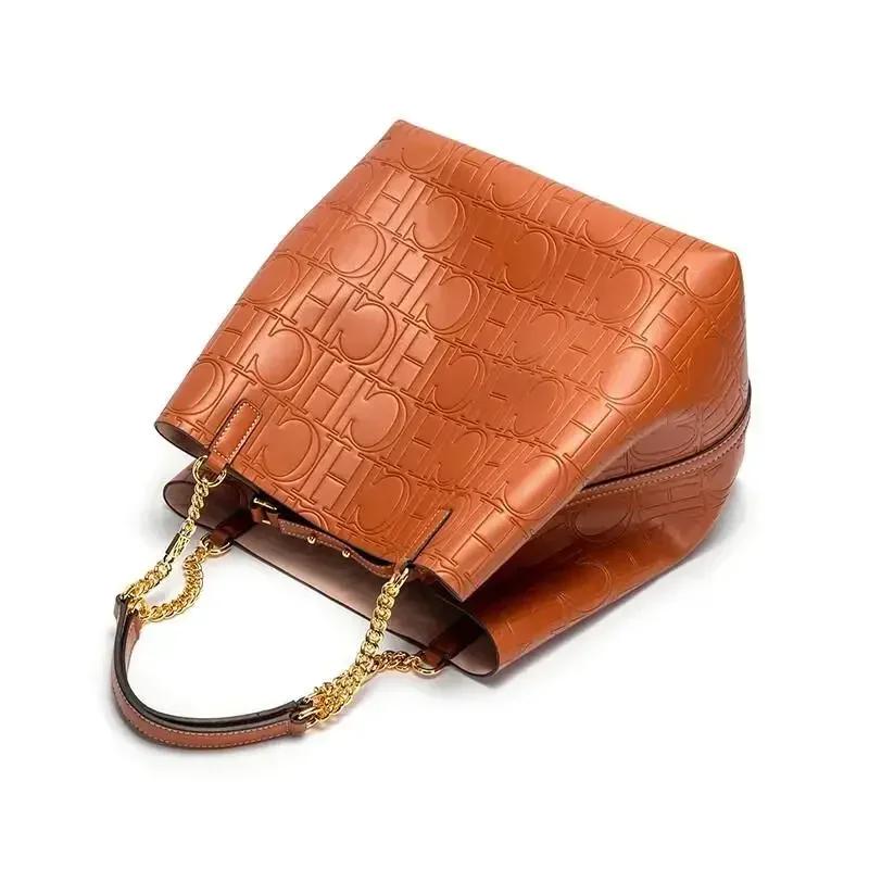 Sac fourre-tout en cuir gaufré CH avec poignée chaîne, intérieur spacieux, idéal pour le bureau, ess