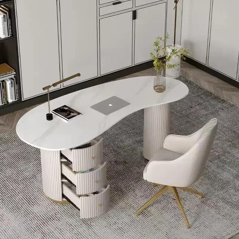 Une bureau d'ordinateur de bureau irrégulier en dalle de roche de luxe légère, bureau design, salon