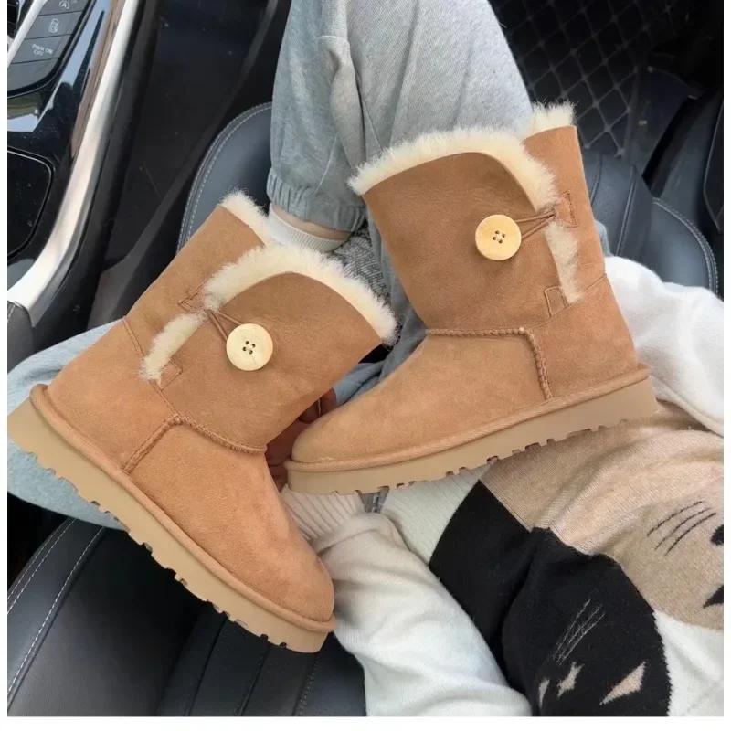 Une paire de bottes de neige en pure peau de mouton et laine pour femme, chaudes et confortables. Ch