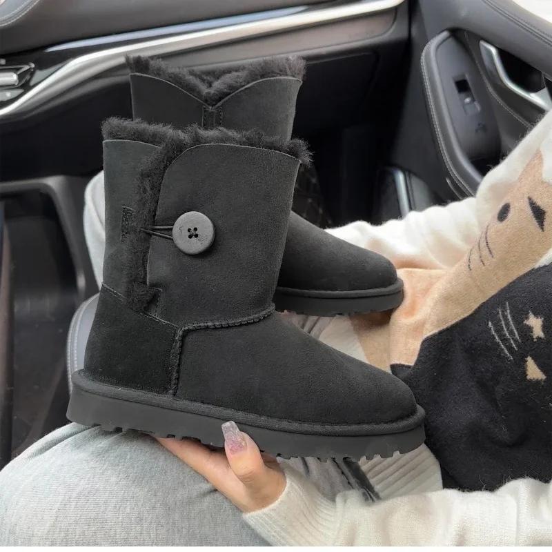 Une paire de bottes de neige en pure peau de mouton et laine pour femme, chaudes et confortables. Ch