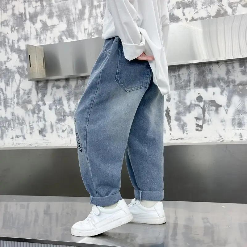 Nouveau pantalon pour enfants Printemps 2026 – Jean en denim ample pour garçons avec imprimé dessin