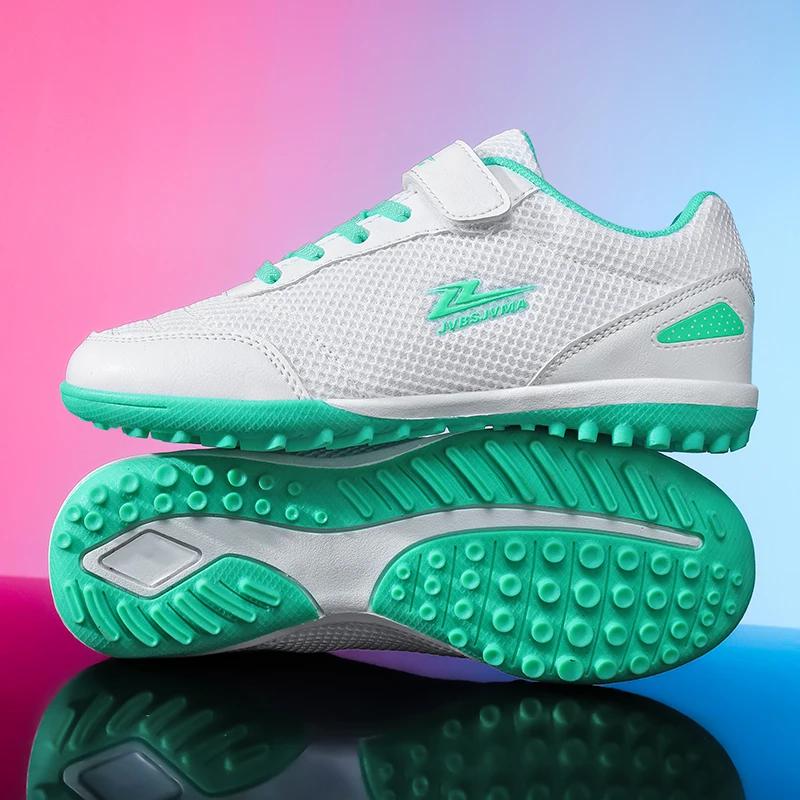 Une paire de chaussures de football professionnelles pour enfants pour les compétitions sur gazon av