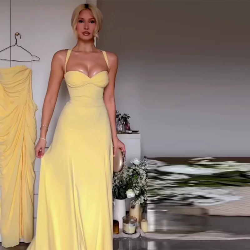 Robe longue jaune froncée à la poitrine avec dos croisé et lacets, fluide, longueur ras du sol, pour