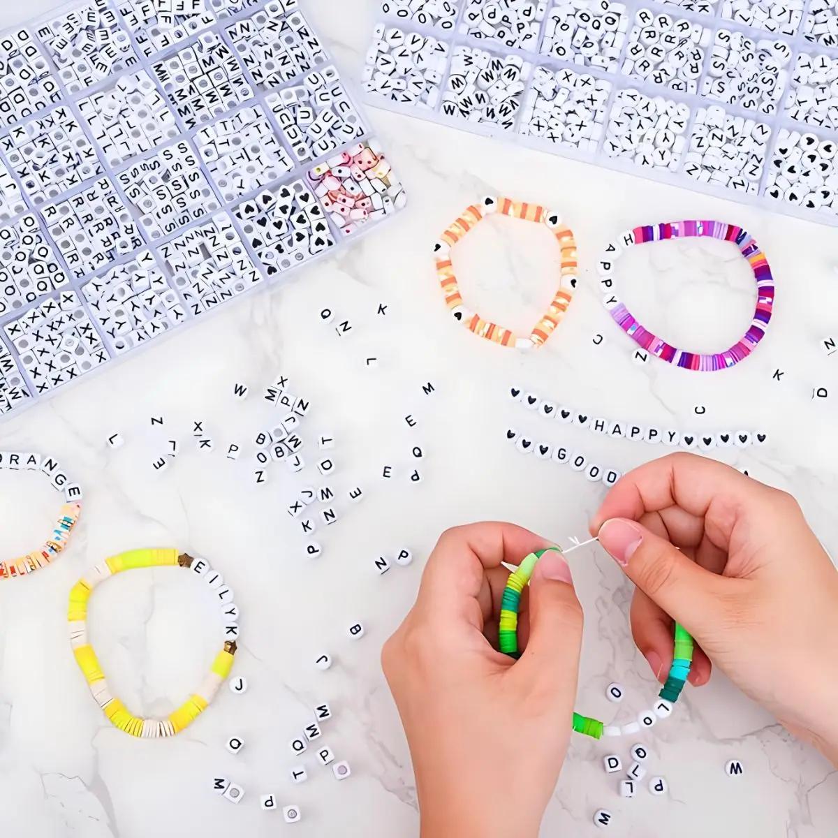1200 pièces de perles rondes avec lettres pour la fabrication de bijoux, avec ligne de cristal, Kits