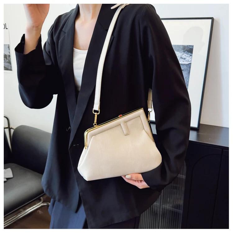Sac à couches spacieux et tendance avec une grande ouverture pour un accès rapide aux articles lorsq