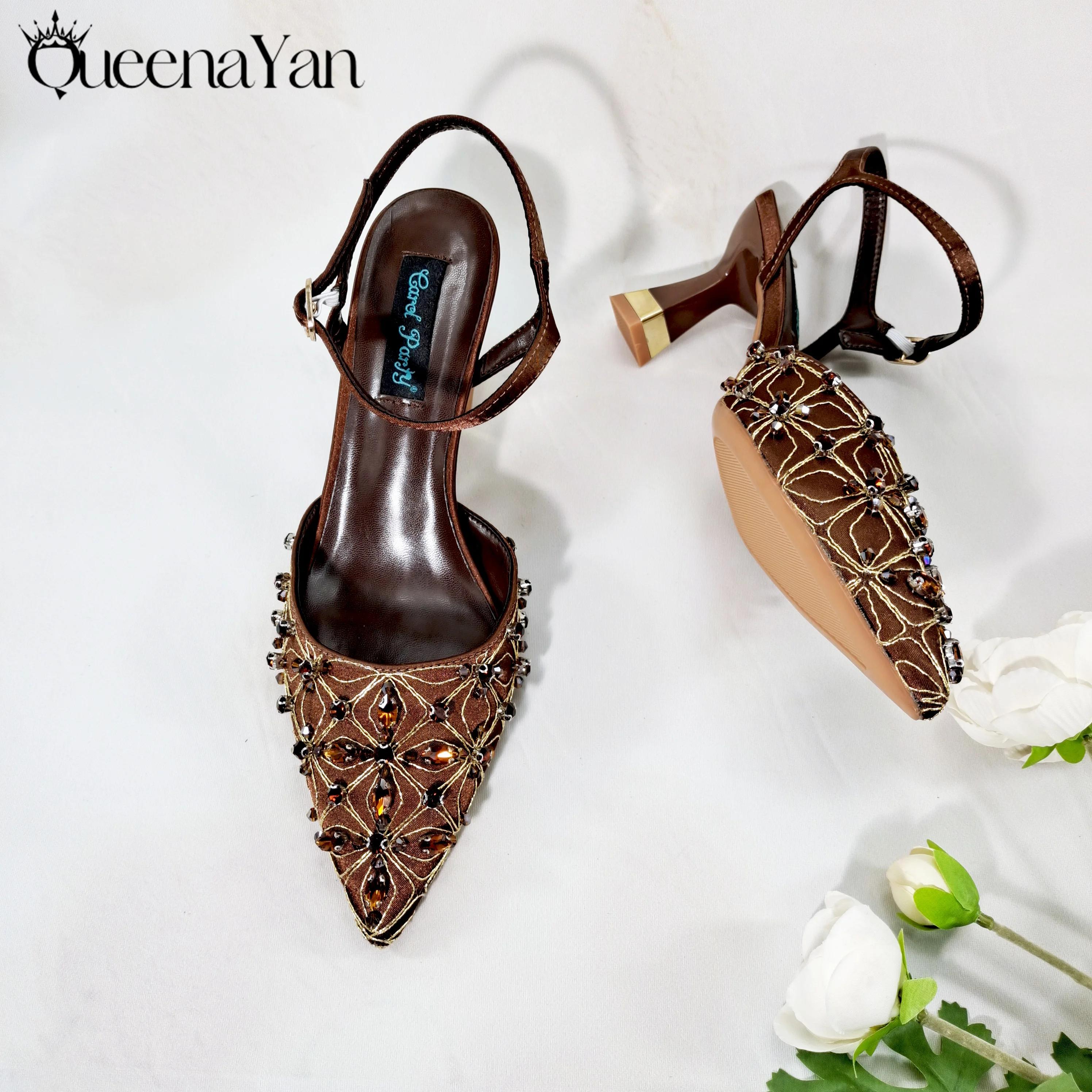 Queena Yan Le meilleur cadeau : Chaussures à bout pointu avec perles brodées au design doux Sandales