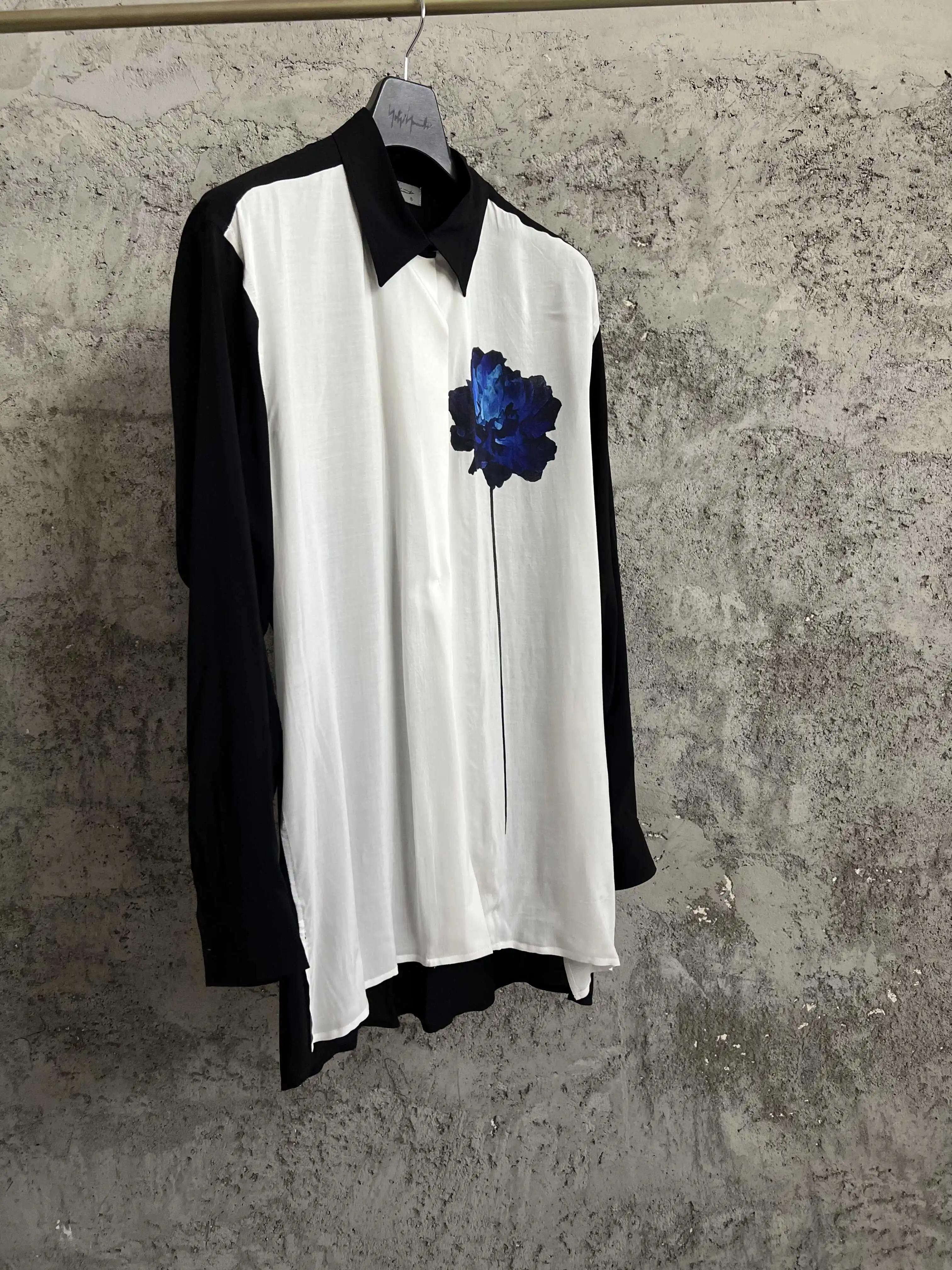 Conception originale de style japonais, imprimé floral foncé et ample