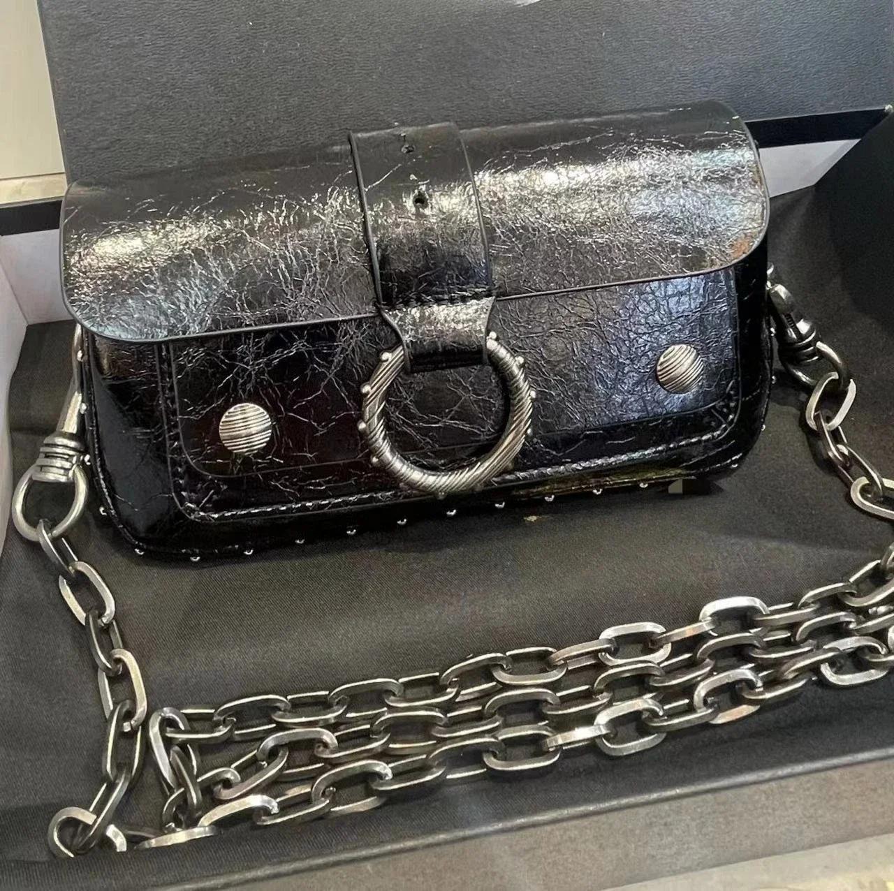 Un design français classique avec des rivets circulaires, un mini sac de poitrine simple et polyvale