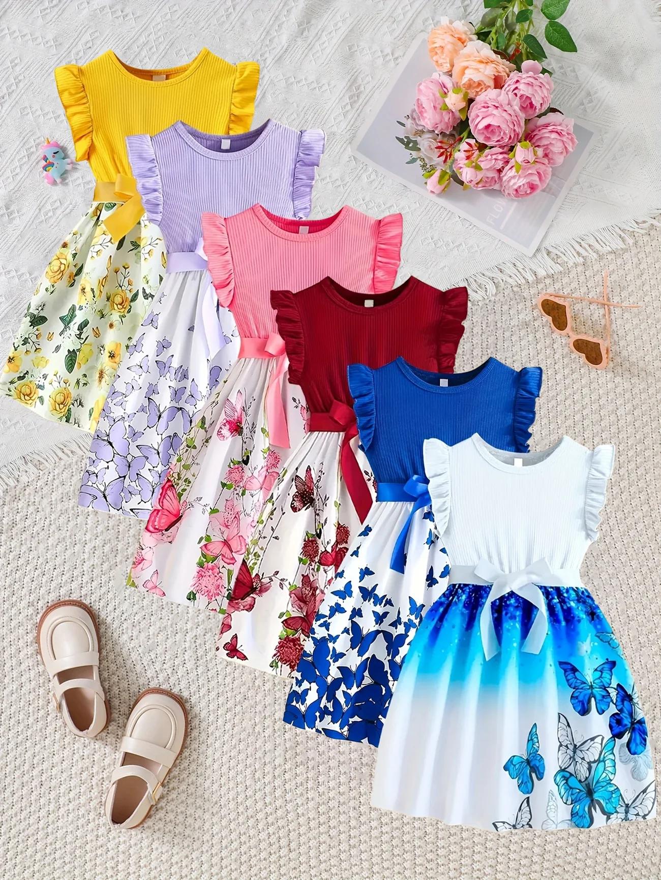 Une robe d'été animée et mignonne avec des motifs de papillons et de fleurs, un ensemble de 6 pièces
