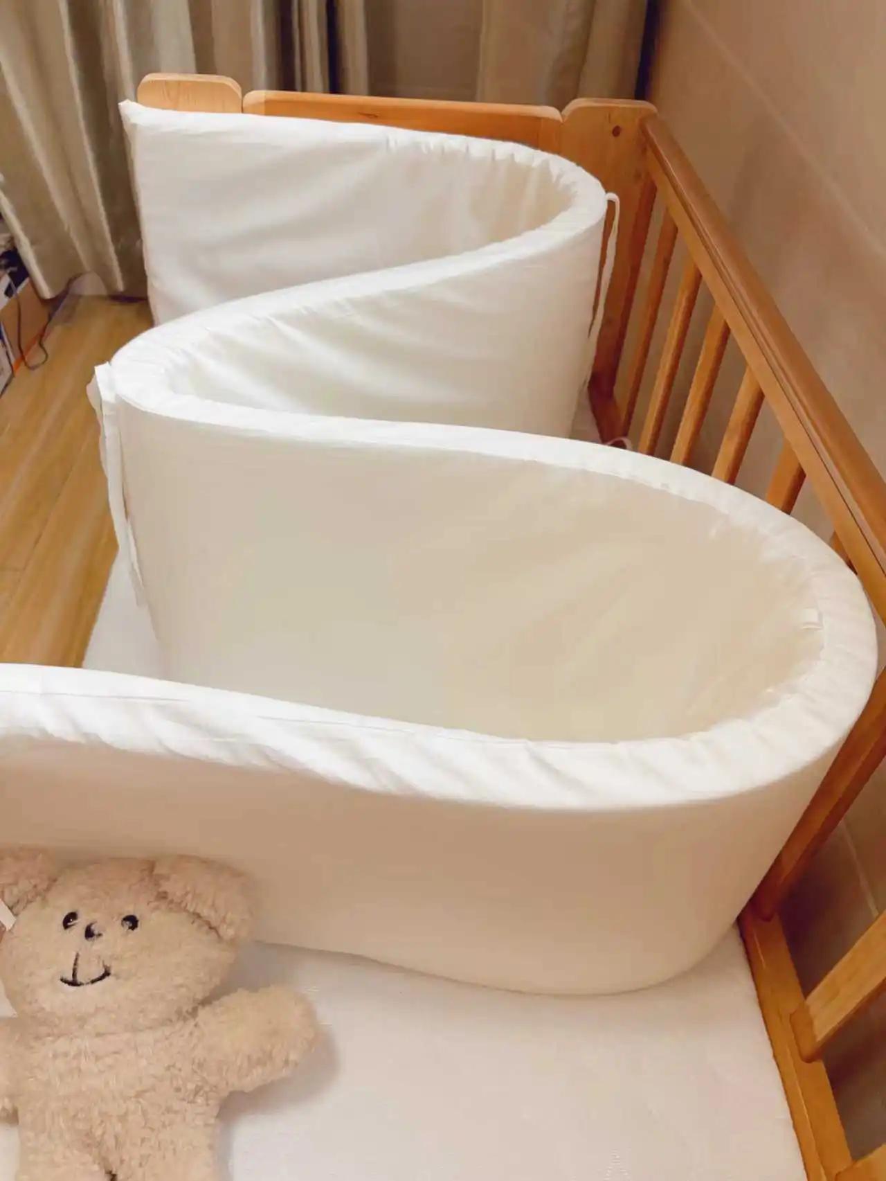 Un protecteur de lit de bébé adapté aux nouveau-nés