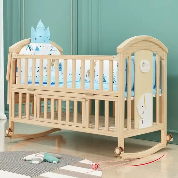 Lit bébé multifonctionnel en bois massif avec mobile, table à langer et moustiquaire pour sécurité et confort optimal occasions spéciales