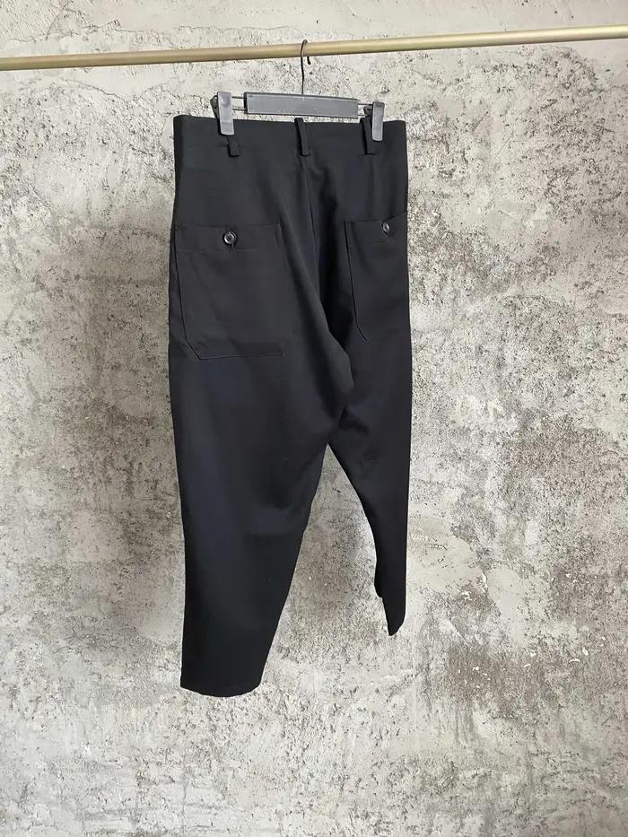 Pantalon conique noir en gabardine imprimé toile d'araignée, pantalon Harun