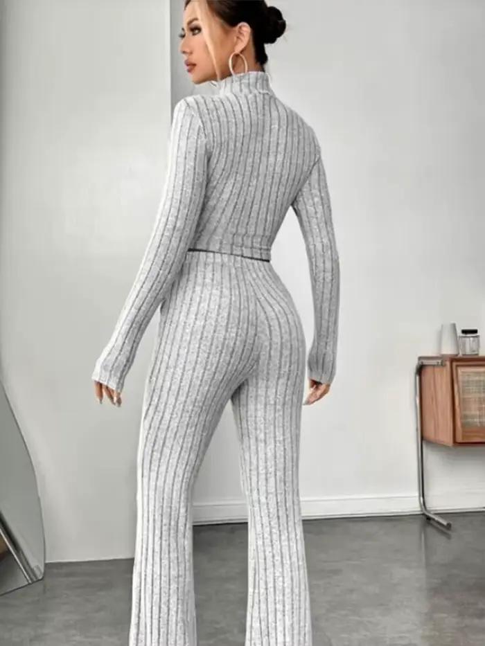 T-shirt nombril à col montant et pantalon trompette