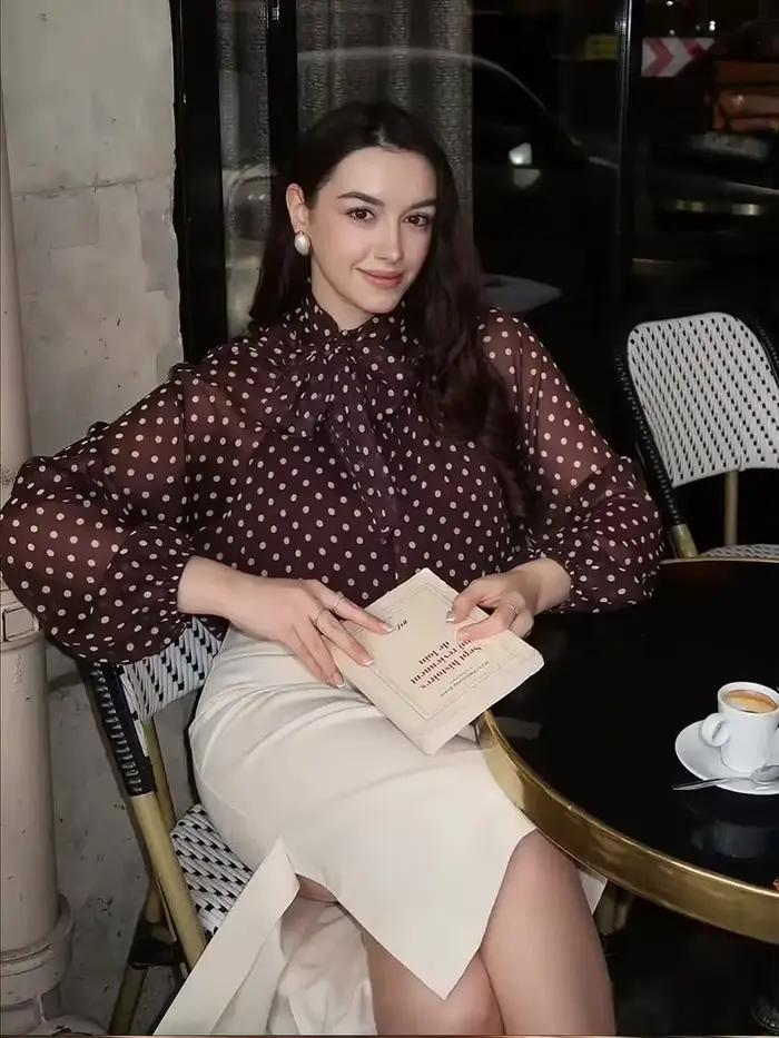 Chemisier à pois tendance 2026 pour femme HH, col à nœud, manches longues, style chic et fin pour fe