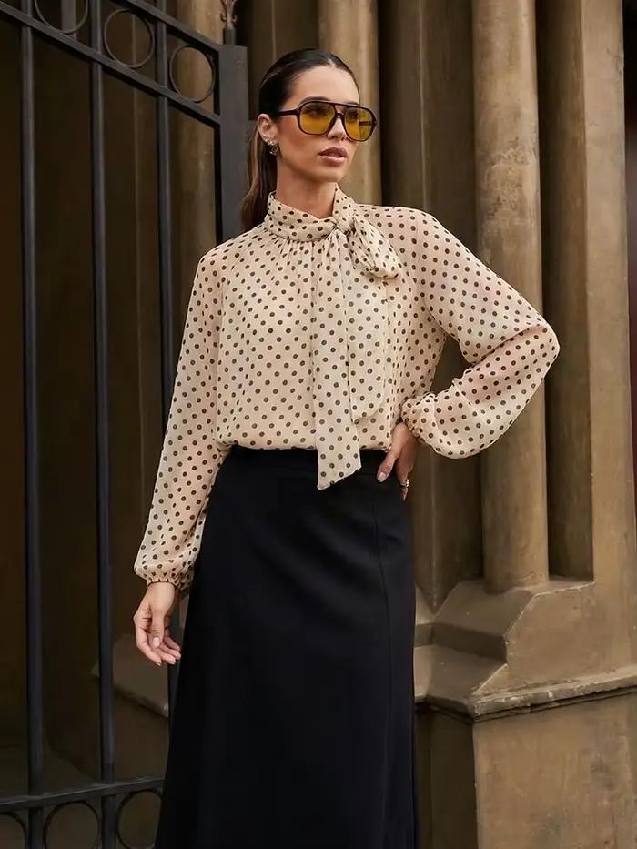 Chemisier à pois tendance 2026 pour femme HH, col à nœud, manches longues, style chic et fin pour fe