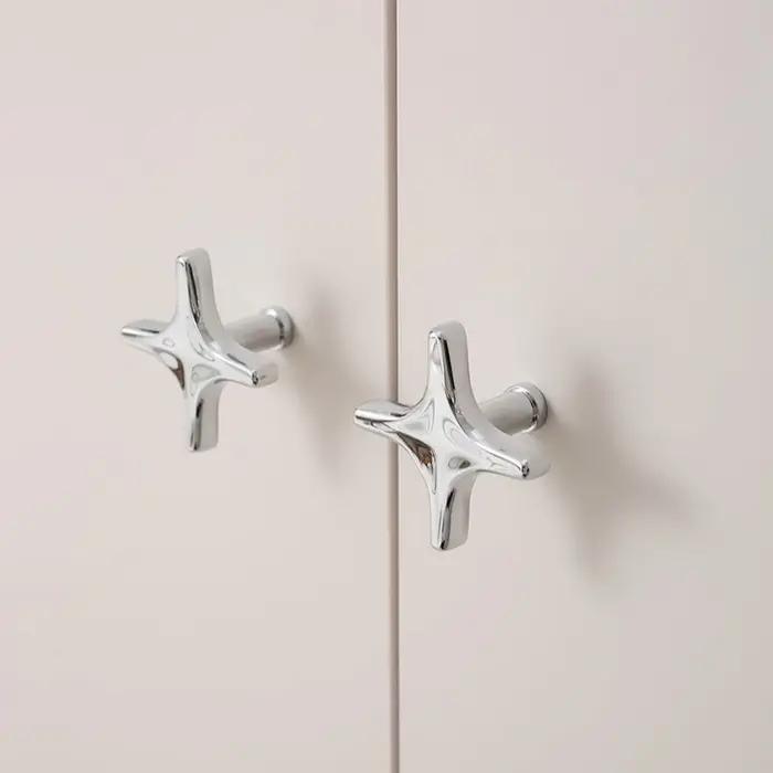 Poignees croisees en laiton massif argenté pour armoires et meubles de rangement minimalistes à offrir pour diverses occasions speciales ```