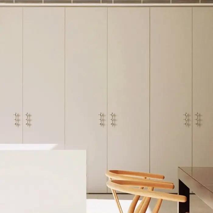 Poignees croisees en laiton massif argenté pour armoires et meubles de rangement minimalistes à offrir pour diverses occasions speciales ```