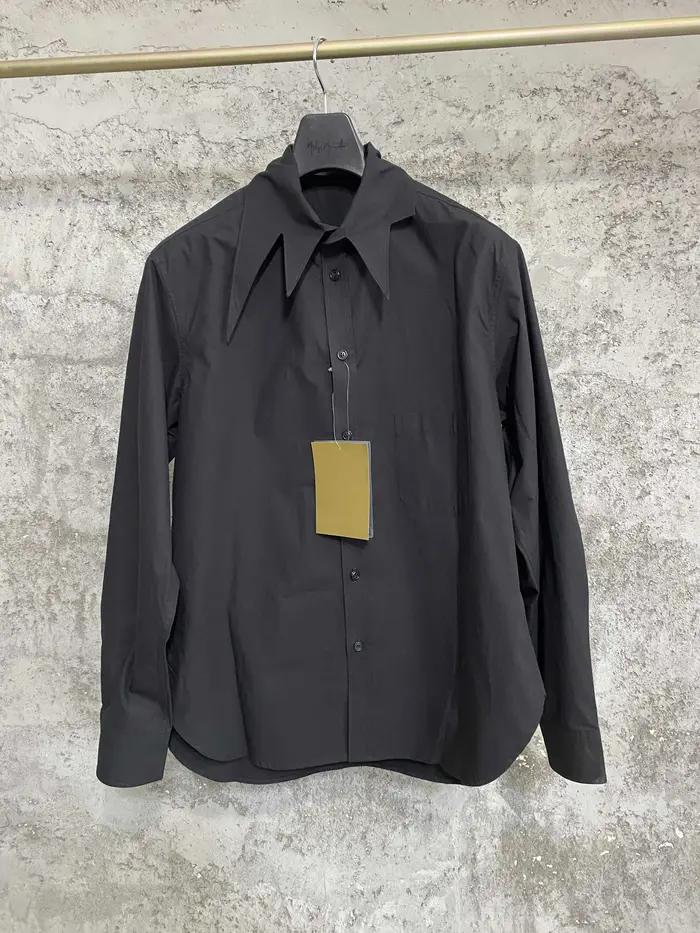 Un concepteur indépendant d'une chemise longue à col feuilles foncées
