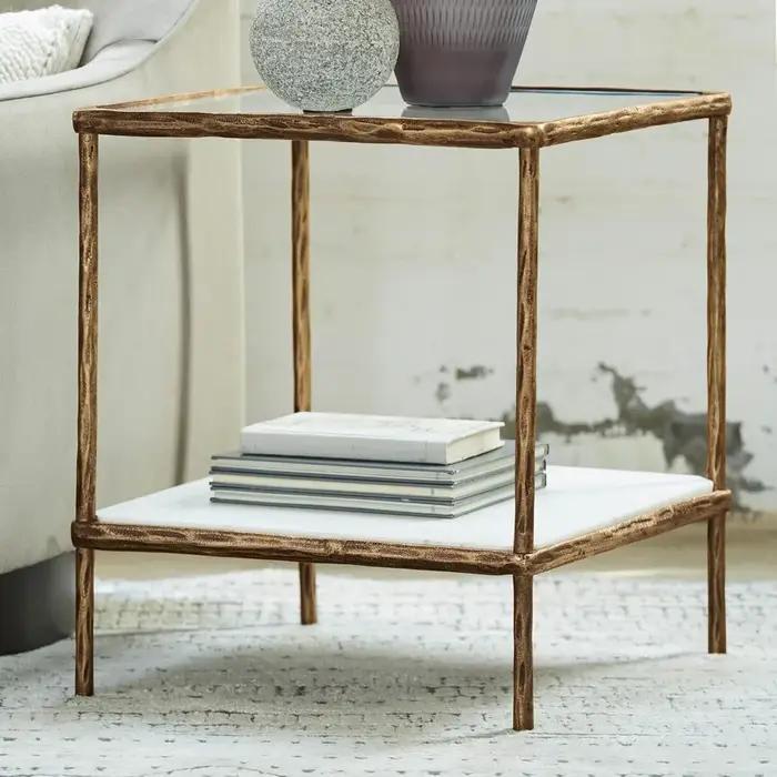 Table d'appoint contemporaine, finition laiton antique 21"P x 21"L x 25"H 53 livres