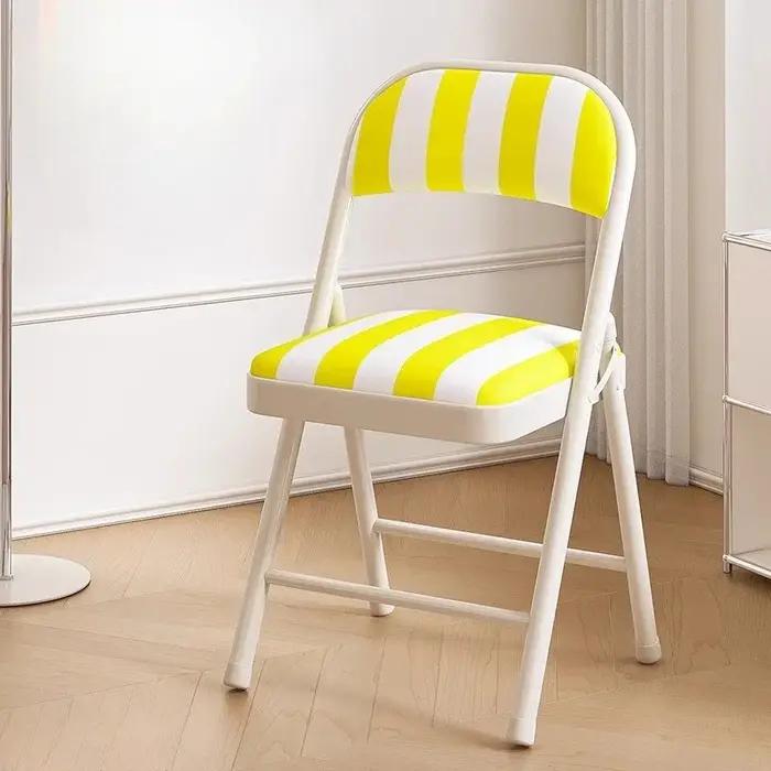 Chaise pliable polyvalente, construction en métal robuste avec siège rayé rembourré confortable, des