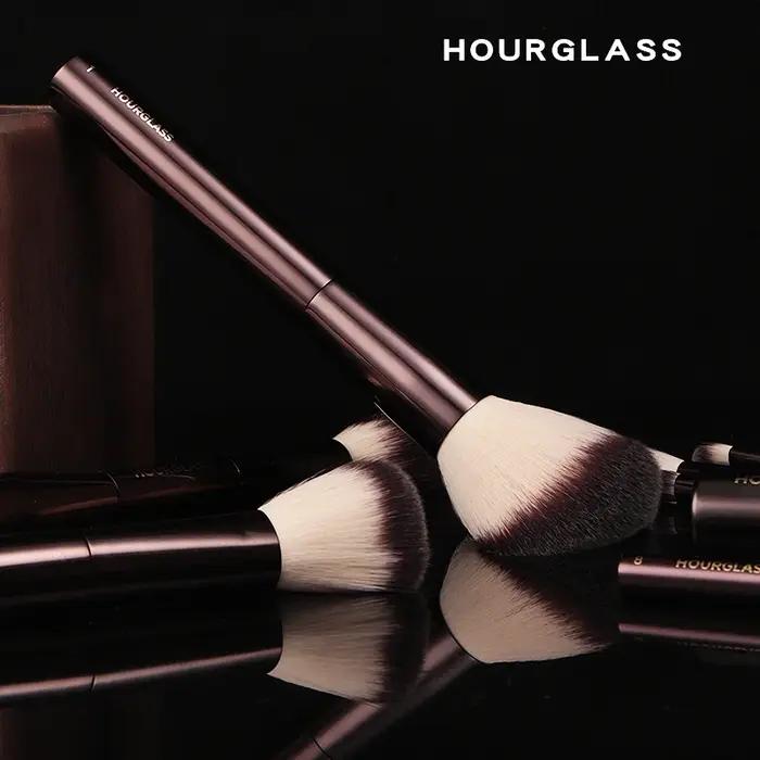Ensemble et Kit de pinceaux de maquillage sablier comprenant fond de teint en poudre correcteur fard