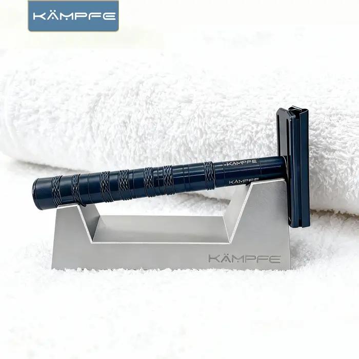 Le support de rasoir KAMPFE en aluminium léger et durable convient à une variété de rasoirs.