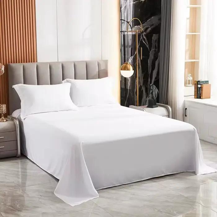 Un drap de lit simple (hors taies d'oreiller et inserts d'oreiller) en matériau lavé, blanc pur, adapté aux hôtels, aux maisons d'hôtes et aux un usage domestique pour lits simples ou doubles