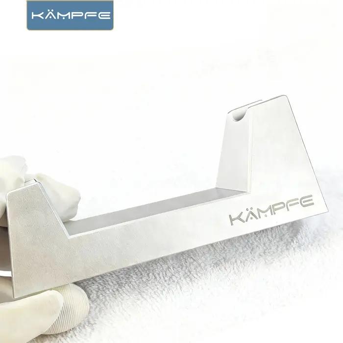 Le support de rasoir KAMPFE en aluminium léger et durable convient à une variété de rasoirs.