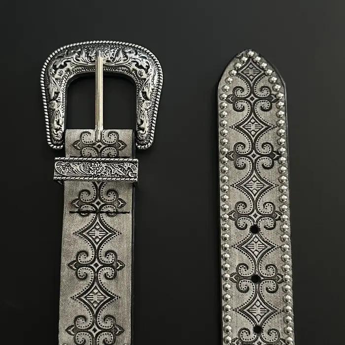 Ceinture en cuir cloutée à motifs vintage avec motifs floraux gris, texture haut de gamme, style hip