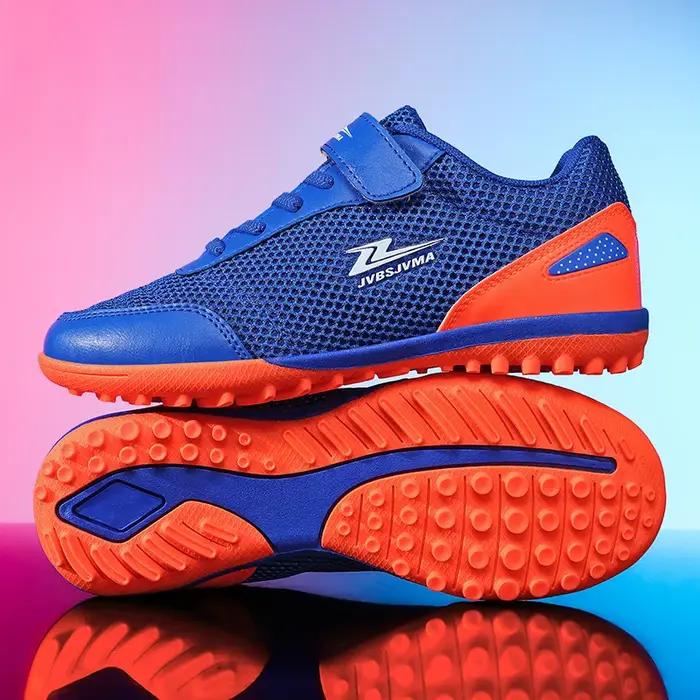 Une paire de chaussures de football professionnelles pour enfants pour les compétitions sur gazon av