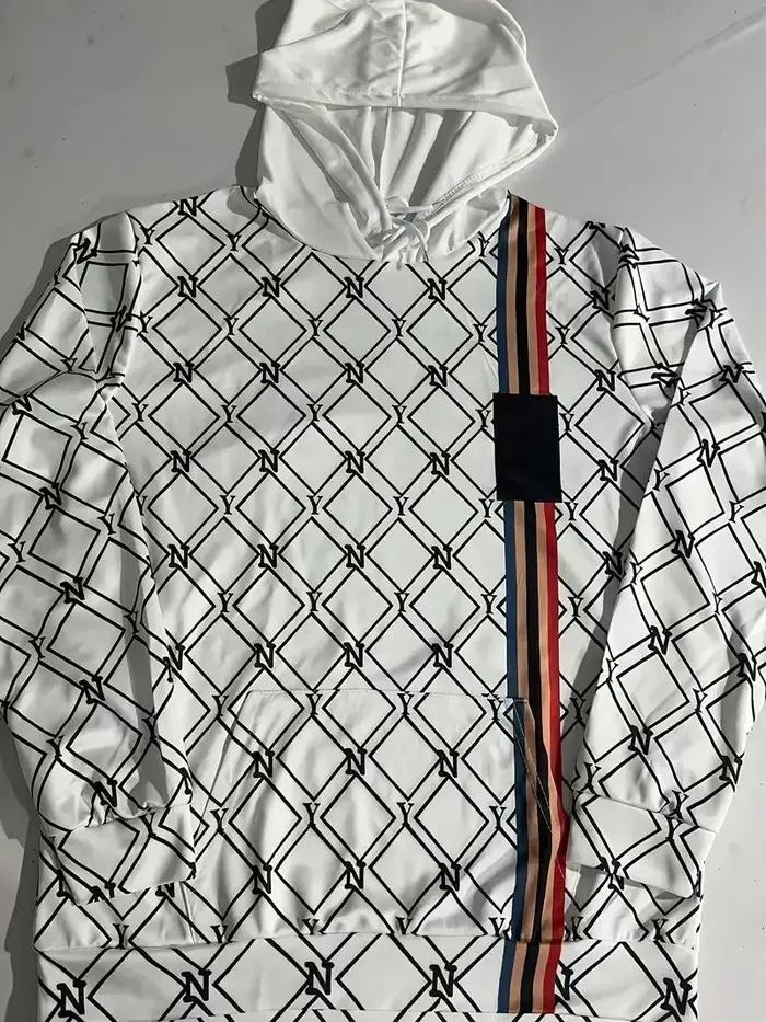 Le nouvel ensemble pour hommes pour le printemps et l'automne 2025 présente une impression de motifs