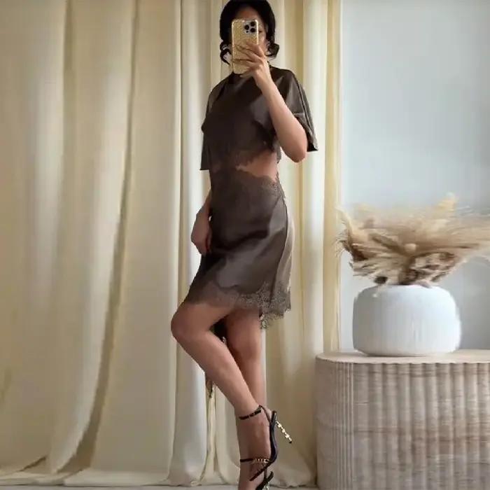 Robe Courte Sophistiquée et Sexy en Satin avec Dentelle et Découpes pour Femme – Tenue Chic et Décon