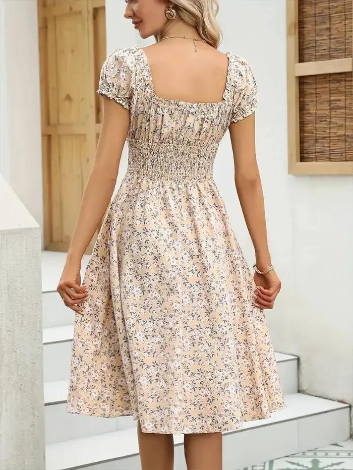 Robe florale vintage avec poignets moelleux et taille plissée, adaptée aux vêtements de plage d'été