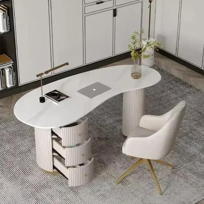 Une bureau d'ordinateur de bureau irrégulier en dalle de roche de luxe légère, bureau design, salon