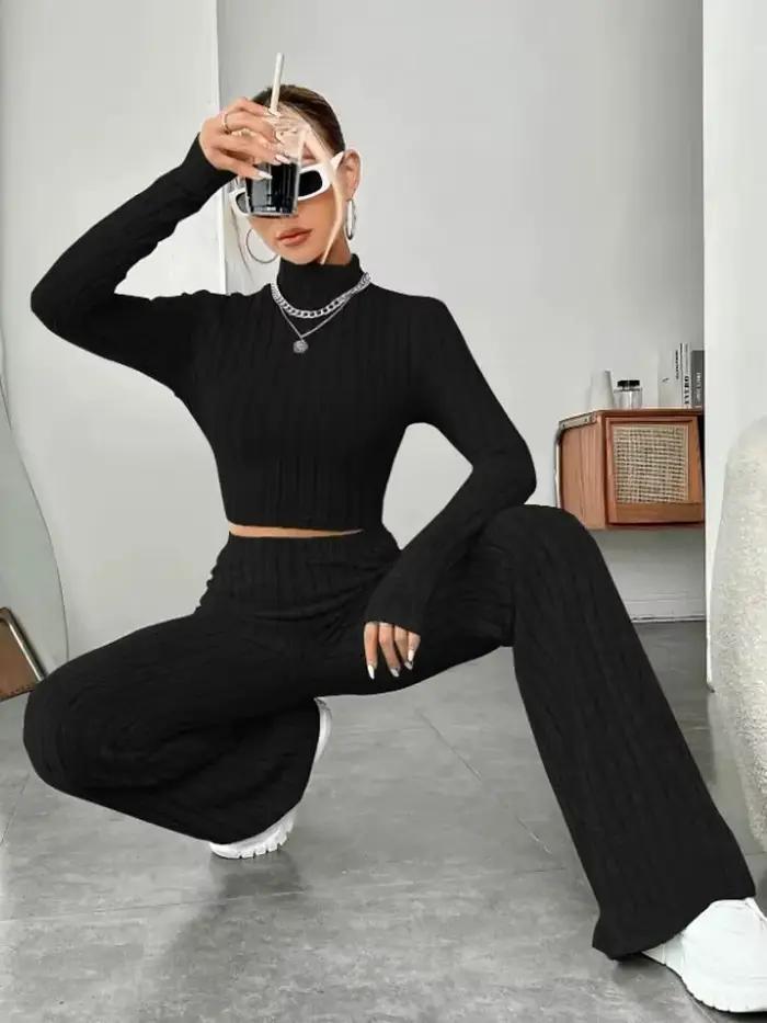 T-shirt nombril à col montant et pantalon trompette