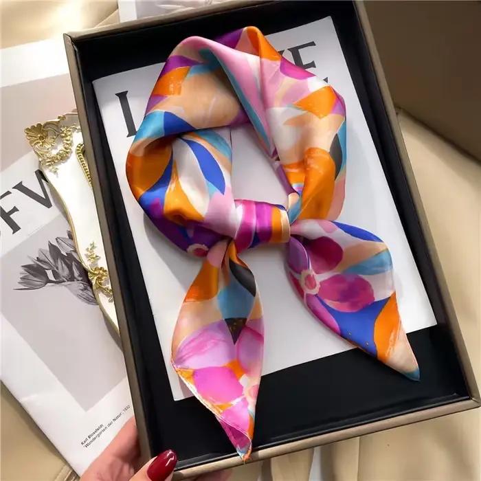 Foulard carré imprimé végétal en soie simulée pour femme élégante et polyvalent pour diverses occasions