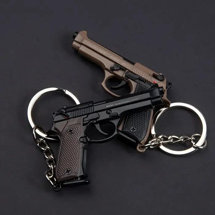 Porte-clés Pistolet Tactique 2025 - Modèle de Pistolet en Alliage 1:4 avec Pompons et Couvercle Tran
